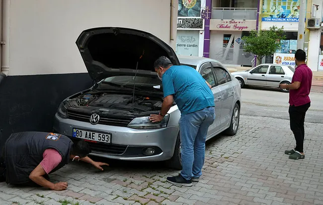 Osmaniye’de otomobilin kaputuna giren yavru kedi ekipleri alarma geçirdi! - 2