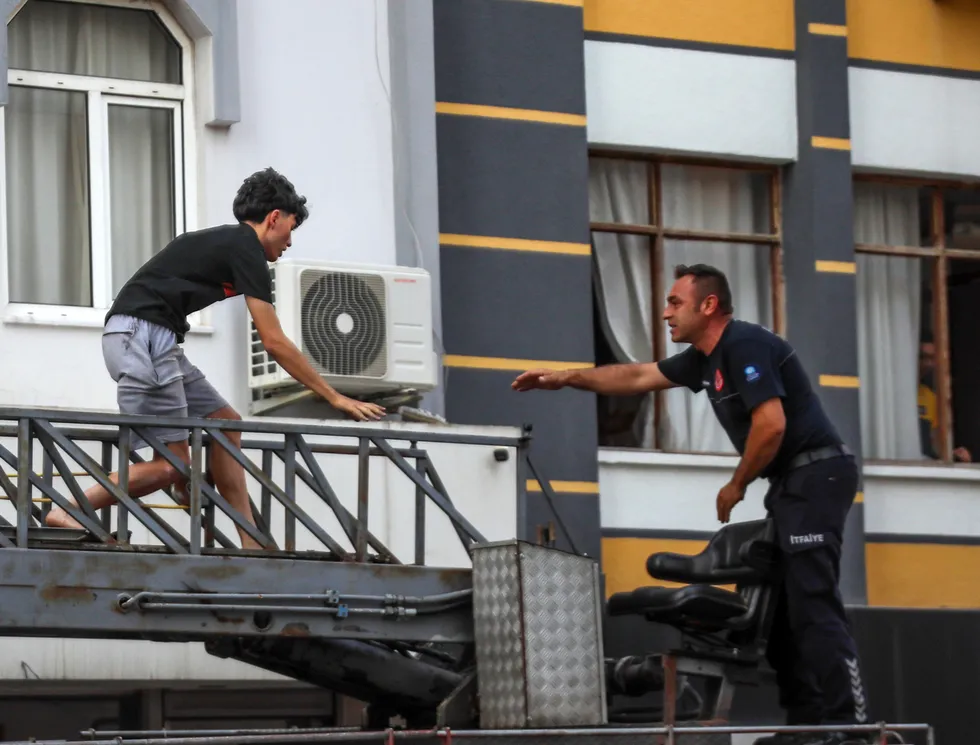 Antalya'da yangın dehşeti: Korkuluğa tutunup yardım beklediler! İtfaiye son anda yetişti - 6