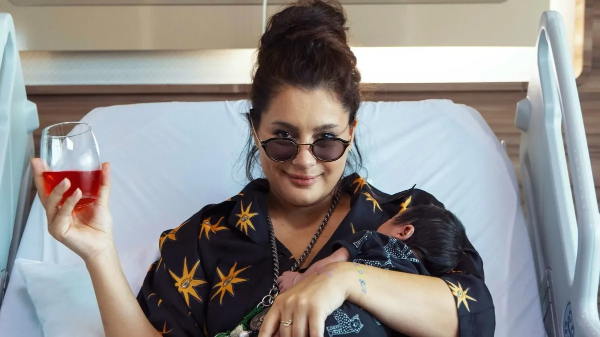 4. kez anne olan Atiye'den kızı İmany ile ilk kareler