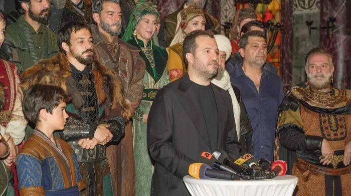 kurulus-orhan-oyunculari-basinla-bir-araya-geldi-ezber-bozan-bir-is-oldu-1761639759196.jpg Kaynak: ATV