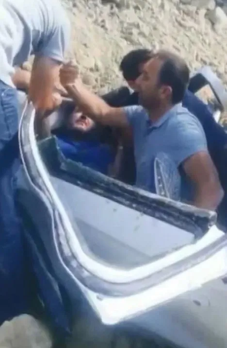 temde-kamyon-aracin-uzerine-devrildi-1658997769284.jpg TEM'de kamyon aracın üzerine devrildi - 1