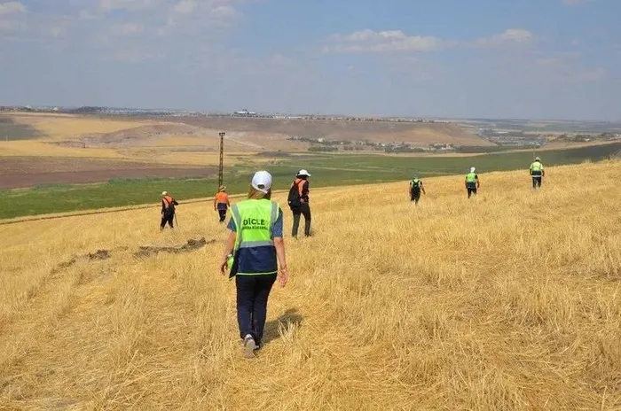 turkiye-gunlerdir-narini-ariyor-cember-daraldi-kisa-sure-icinde-bulacagiz-i-1-kisi-gozaltinda-1724853329818.jpeg Narin Güran nerede? Türkiye küçük kızı arıyor! Açıklamalar peş peşe: Gözaltına alınan kişi ağabeyi çıktı - 2