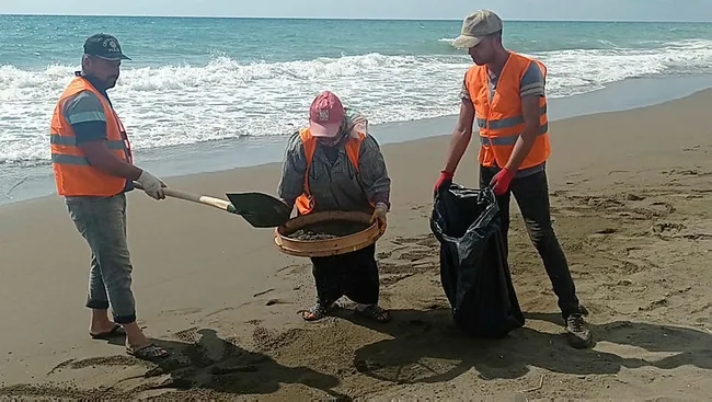 suriyeden-akdenize-yayilan-samandag-sahilinde-petrol-atiklari-elekle-temizleniyor-1631542074540.jpg Suriye’den Akdeniz’e yayılan Samandağ sahilinde petrol atıkları elekle temizleniyor - 1