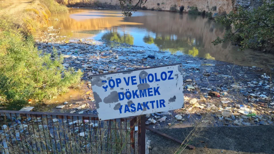 Derelere atılan çöpler denize ulaştı! Yağmur sonrası Bodrum sahili çöplüğe döndü