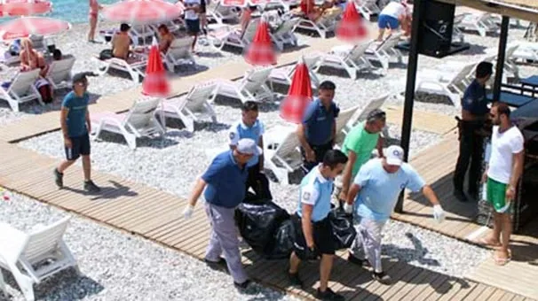 Plajda ölen adamın cesedi şemsiyelerle kapatıldı - 2