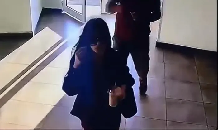 ayse-tokyazin-cesedini-valiz-icerisinde-boyle-tasimis-kan-donduran-goruntuler-ortaya-cikti-1752653791204.jpeg Ayşe Tokyaz'ın Cemil Koç'un evine girdiği anların görüntüsü (A Haber arşiv)