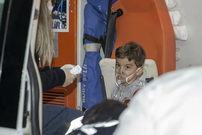 Evde yangın çıktı: 1 kişi yaralandı, 3'ü çocuk 5 kişi dumandan etkilendi - 3