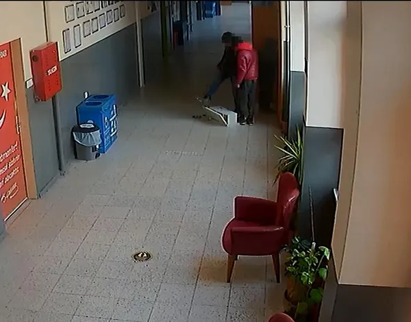 1614152720567.jpg Bunlar nasıl çocuk! Okuldan 5 bin TL çalıp kayıplara karıştılar! - 1