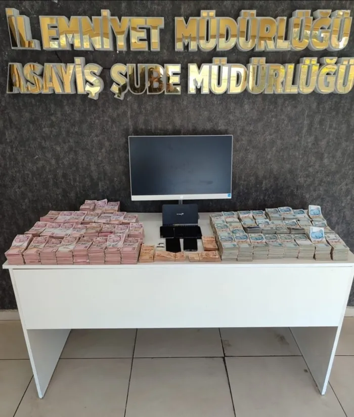 21-ilde-yapilan-41-dolandiricilik-operasyonu-toplamda-11-milyon-69-bin-lira-ele-gecirildi-1715184789634.jpg 21 ilde yapılan 41 dolandırıcılık operasyonu! Toplamda 11 milyon 69 bin lira ele geçirildi - 2