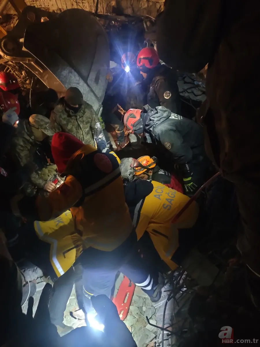 Deprem felaketinden saatler sonra yeni mucizeler! Annenin sözleri yürekleri dağladı! Duvardaki o yazı... 16