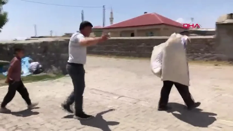 Bakkala gelen gülme krizine giriyor