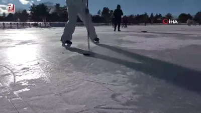 Donmuş havuzda paten keyfi