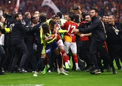 Galatasaray'dan Fenerbahçe'ye derbi sonrası sert yanıt: Ancak kendi taraftarlarını kandırabilirler