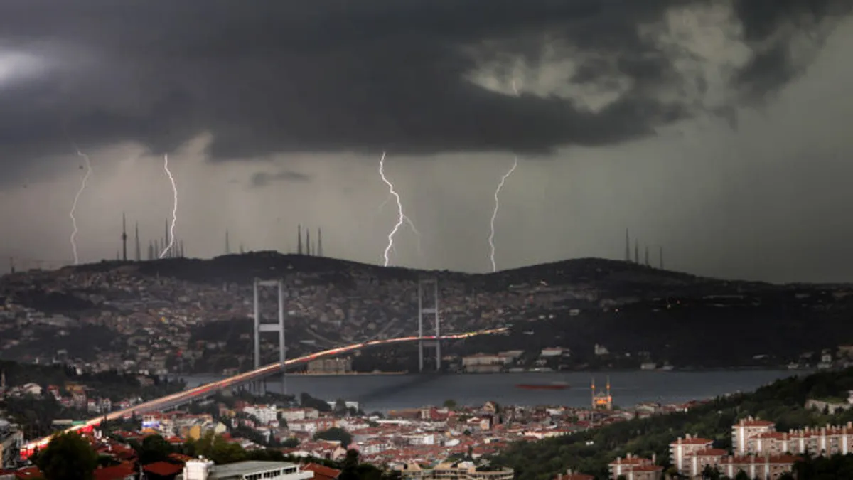 İstanbul Valiliği uyardı: Tedbirli olun! Sağanak yağış başladı