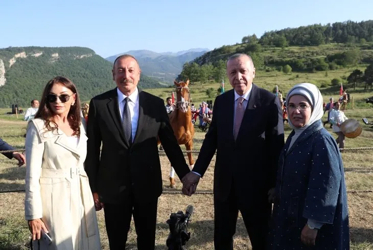 Başkan Recep Tayyip Erdoğan’ın Şuşa ziyaretine damga vuran an! İlham Aliyev’den Başkan Erdoğan’a at hediyesi