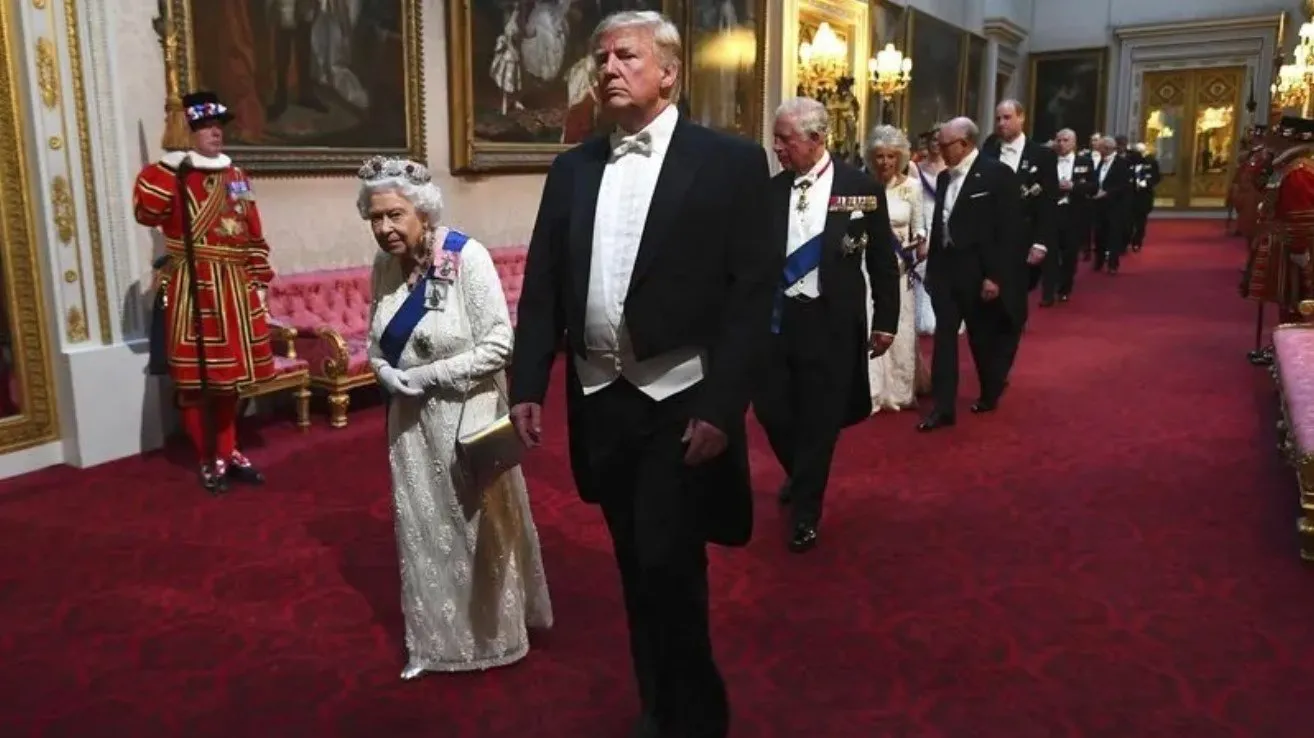 Trump yasak olmasına rağmen Kraliçe 2. Elizabeth'e dokundu