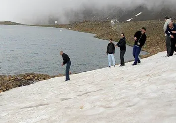 Temmuz ayında kartopu oynadılar