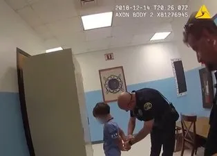 İnfial yaratan görüntüler! ABD polisinden engelli çocuğa ters kelepçe