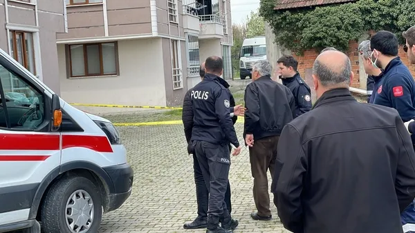 duzcede-feci-olay-70-yasindaki-kadin-cam-silerken-asagi-duserek-hayatini-kaybetti-1650549417443.jpg Düzce’de feci olay! 70 yaşındaki kadın cam silerken aşağı düşerek hayatını kaybetti - 2