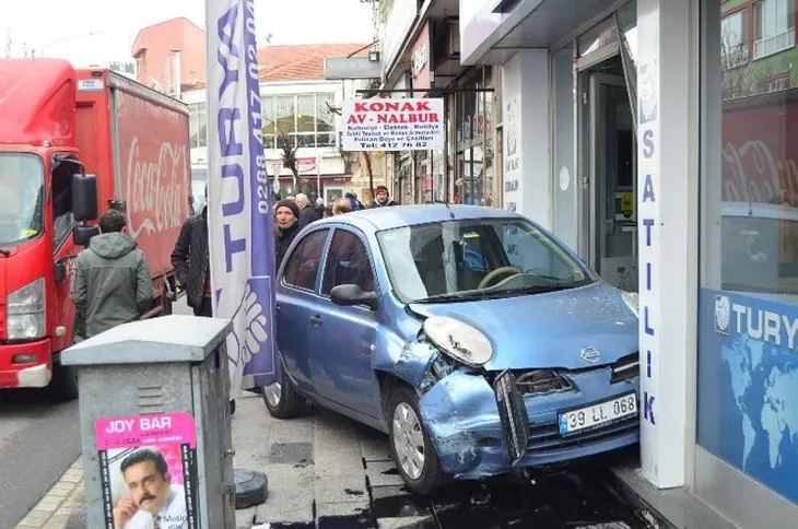 fren-yerine-gaza-basinca-ortaligi-birbirine-katti-1577374726812.jpg Fren yerine gaza basınca ortalığı birbirine kattı - 2