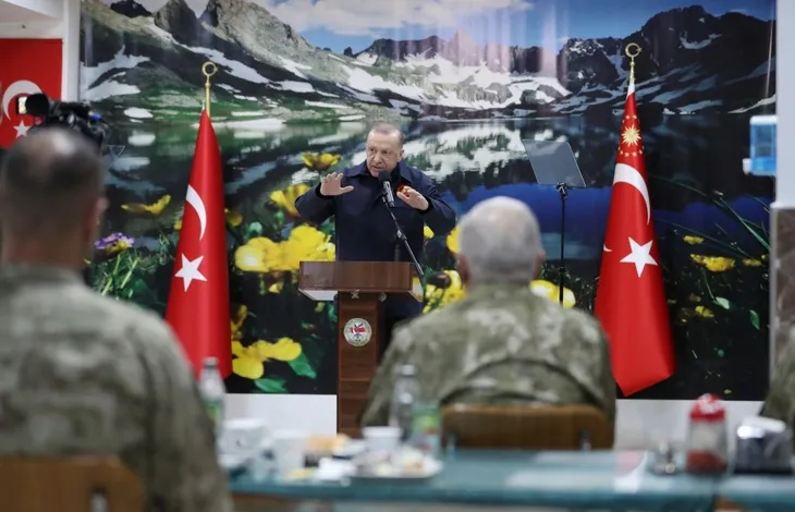 Başkan Erdoğan, Yüksekova'da Mehmetçik ile iftar yaptı