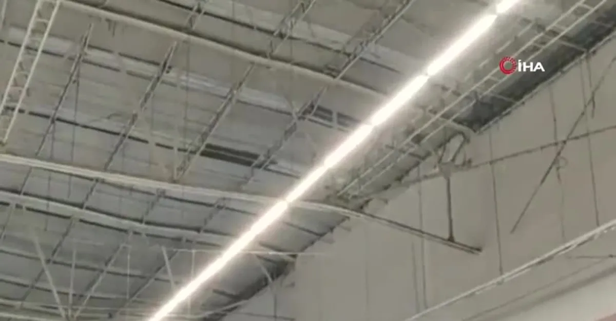 Süpermarketin çatısı böyle çöktü