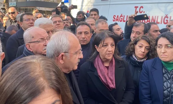 kemal-kilicdaroglu-hdpli-pervin-buldani-yanina-alip-depremi-kucumsedi-asrin-felaketiymis-1676129925528.jpg Kemal Kılıçdaroğlu HDP'li Pervin Buldan'ı yanına alıp depremi küçümsedi: "Büyütüyorlar asrın felaketiymiş..."