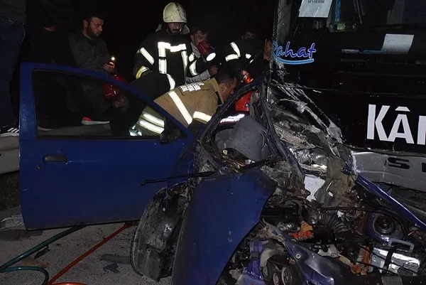 izmirde-feci-kaza-ortalik-savas-alanina-dondu-yolcu-otobusu-ile-otomobil-carpisti-cok-sayida-yarali-var-1708900671117.jpeg İzmir’de feci kaza! Ortalık savaş alanına döndü | Ölü ve yaralılar var - 2