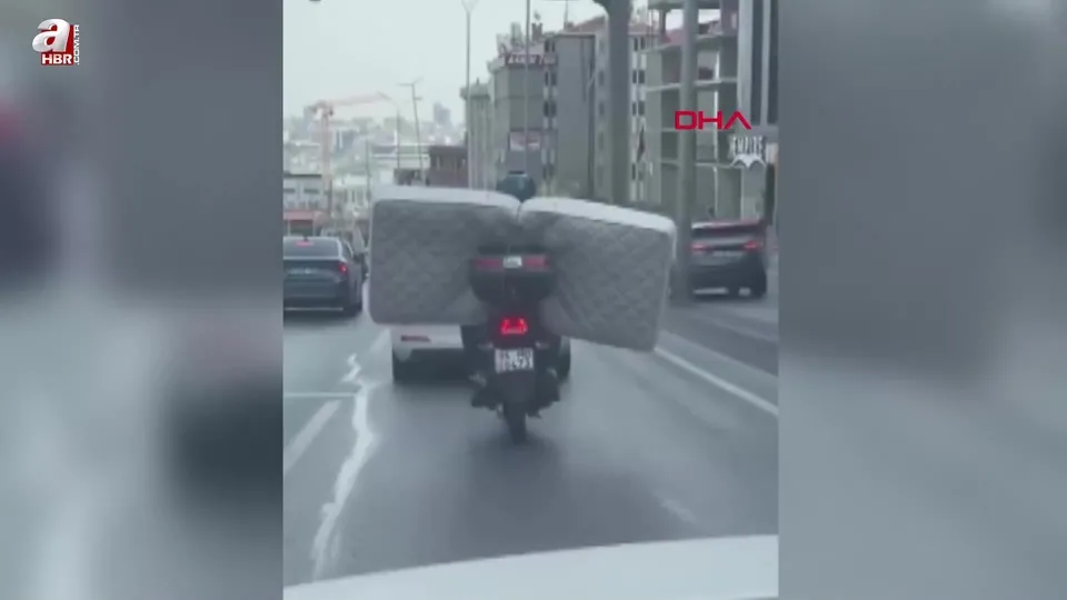 İstanbul’da motosikletle yatak taşıdı