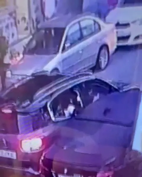 istanbulda-3-dakika-da-soygun-luks-aractan-400-bin-tllik-hirsizlik-yaptilar-1663223460147.jpg İstanbul’da 3 dakika da soygun! Lüks araçtan 400 bin TL’lik hırsızlık yaptılar - 1