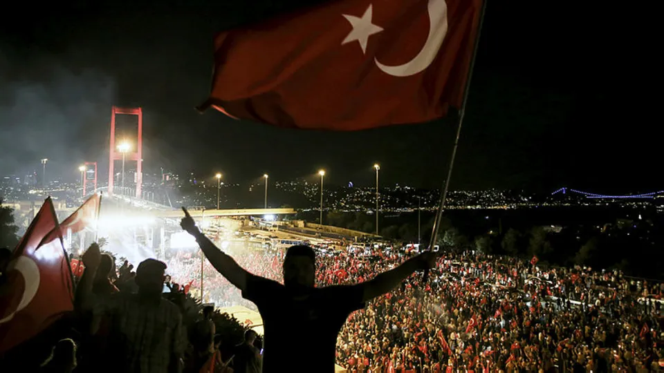 15 Temmuz'un destan yazan ruhu dimdik ayakta! 5 yıl sonra dikkat çeken anket sonuçları