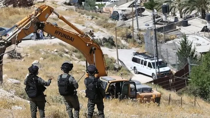 Katil İsrail işgal altındaki Batı Şeria’da Filistinlilere ait 3 evi yıktı