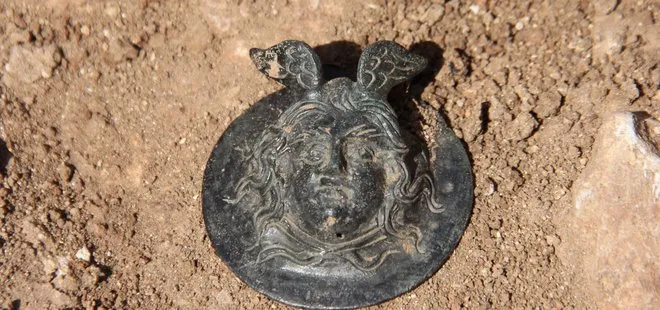 Adıyaman Perre’deki kazılarda Medusa kabartmalı madalya bulundu