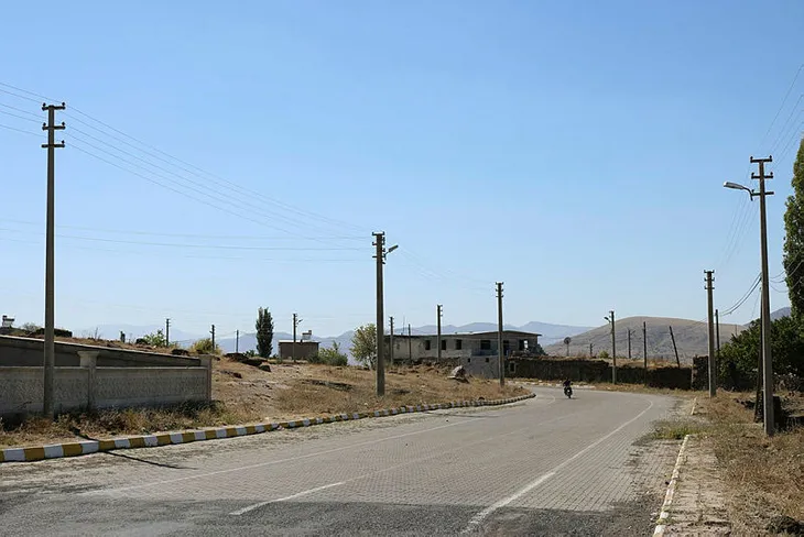 Nevşehir'deki 945 nüfuslu köyde, 1100 elektrik direği var - 1