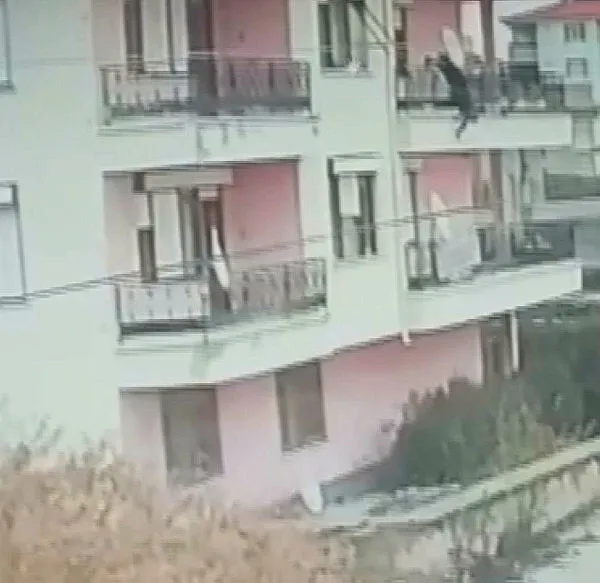 Zavallı adamın feci sonu! Anten temizlerken 2. kattan düştü - 1