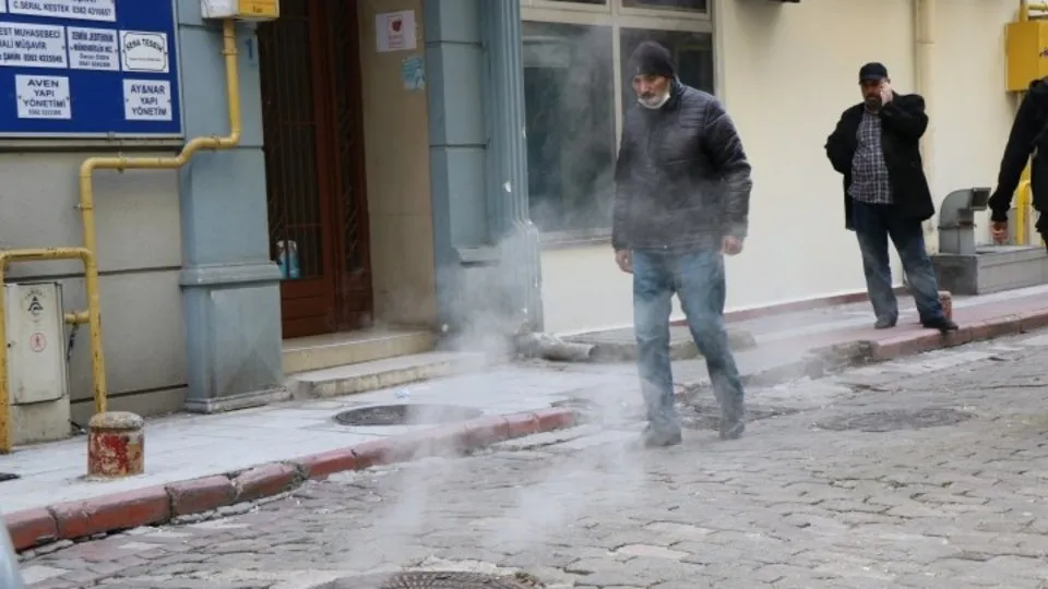 Samsun’da sokak ortasındaki rögar kapağından çıkan duman panik oluşturdu