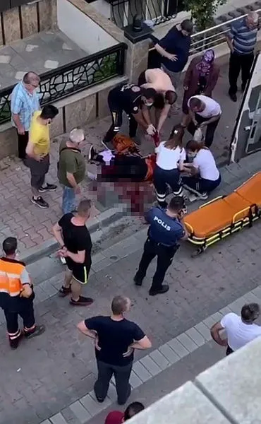 istanbulda-dehset-anlari-eski-esini-defalarca-bicaklayip-olmesi-icin-basinda-bekledi-1624883319920.jpg İstanbul’da dehşet anları! Eski eşini defalarca bıçaklayıp ölmesi için başında bekledi