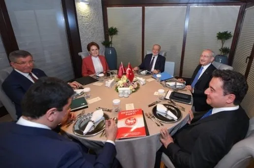 Ali Babacan 6’lı masanın ilk icraatını canlı yayında paylaştı! Bildirilerin dili, yazı fontu, puntosu, kağıttaki kenar boşluklarını belirledik…