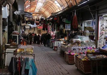 Depremin vurduğu tarihi çarşıda buruk Ramazan alışverişi
