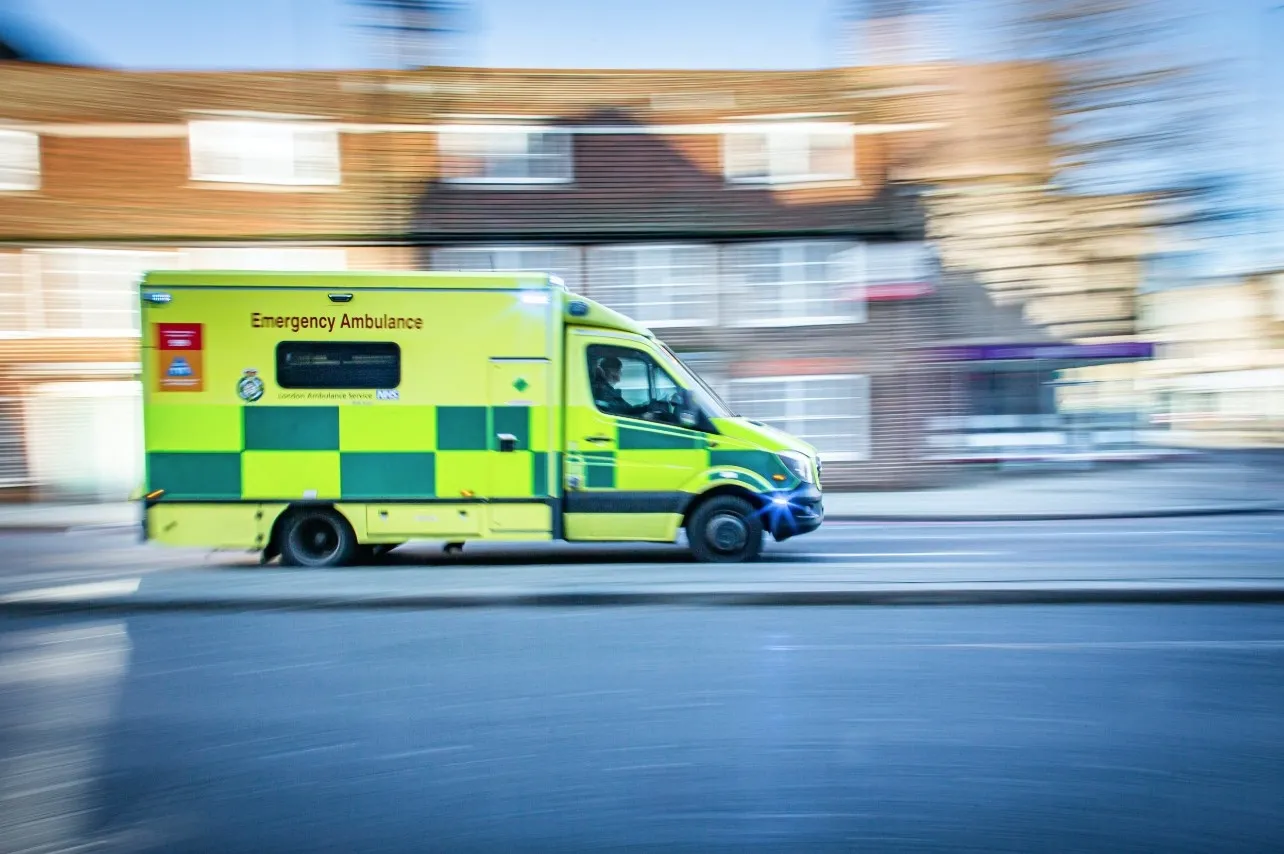İngiltere'de 'ücret' krizi: Öğretmen ve hemşirelerden sonra ambulans çalışanları da greve gidiyor