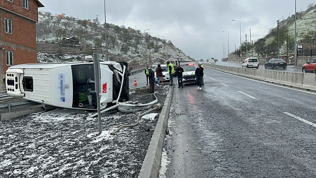 Kayseri'de kayganlaşan yol kaza getirdi: Yaralılar var