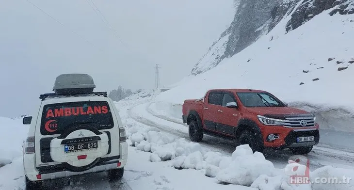 Artvin’e kış geri geldi! Kar kalınlığı 5 santimetreyi aştı: Köy yolları kapandı
