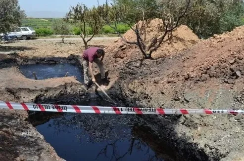 manisada-bulunan-petrole-benzeyen-siviyla-alakali-ilk-bilgiler-geldi-ilceyi-sevindiren-gelisme-tpao-numune-ald-1653930611441.jpg Manisa’da bulunan petrole benzeyen sıvıyla alakalı ilk bilgiler geldi! İlçeyi sevindiren gelişme: TPAO numune aldı - 6