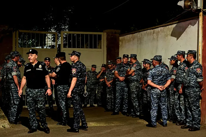 ermenistanda-pasinyana-darbe-girisimi-ust-duzey-ruhbanin-arkasinda-oldugu-plan-engellendi-1750922862333.jpg Başpiskopos Bagrat Galstanyan’ın tutuklandığı hapishane önünde yoğun güvenlik önlemleri alındı. (AFP)