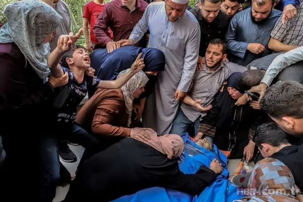 Filistinli çocuğun şehit babasına yürek yakan vedası: Allah yolunu açık etsin