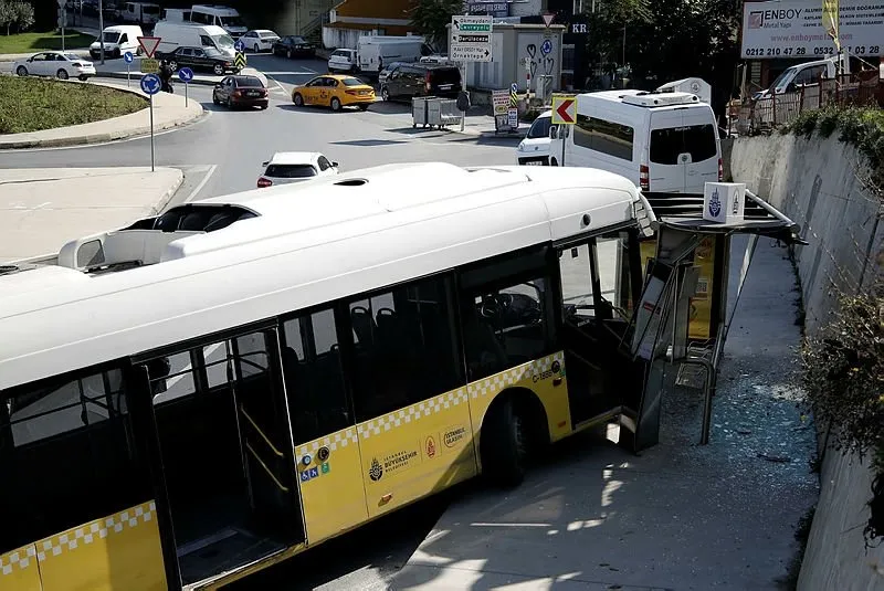 Son dakika: Kağıthane’de İETT otobüsü durağa çarptı