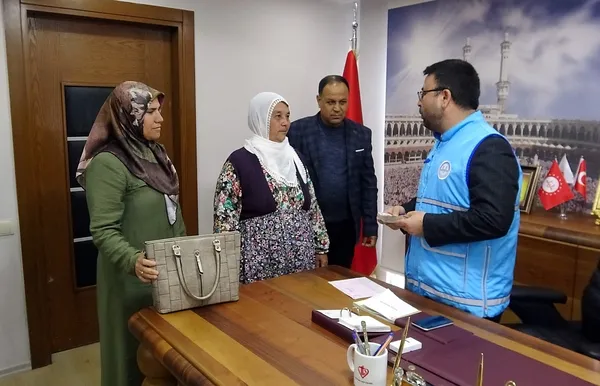 20-yilin-emegini-bagisladi-emine-teyze-herkesi-duygulandirdi-1678442289380.jpg 20 yılın emeğini bağışladı! Emine teyze herkesi duygulandırdı! - 2