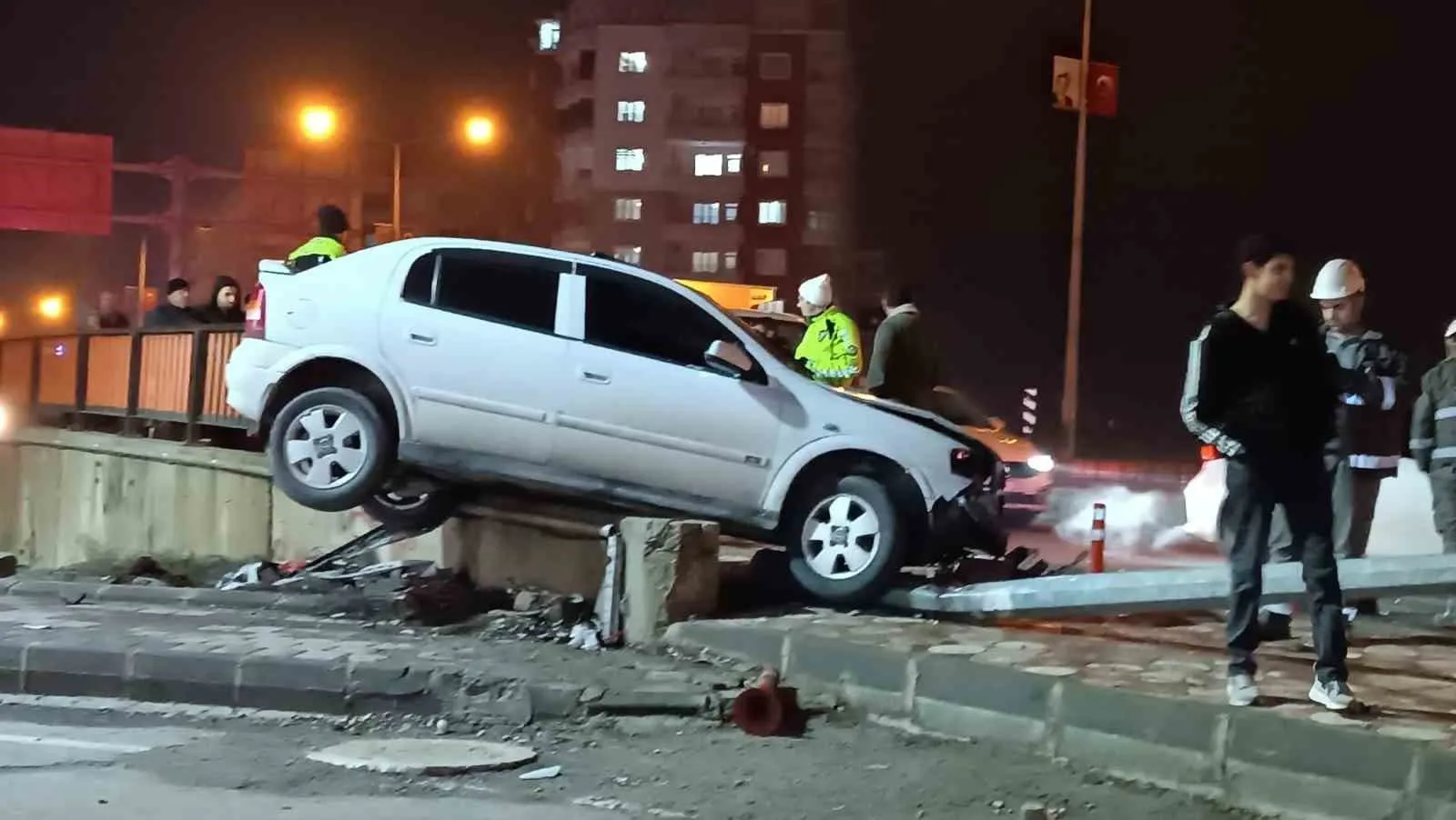 Batman'da otomobil aydınlatma direğine çarptı: 1 yaralı