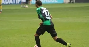 Omzu çıkmasına rağmen devam etti