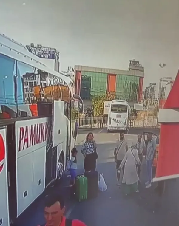 umraniyede-gozu-donen-sahis-taksi-duragini-karistirdi-cay-doktu-kafa-atti-1656682058524.jpg Ümraniye’de gözü dönen şahıs taksi durağını karıştırdı: Çay döktü, kafa attı - 5